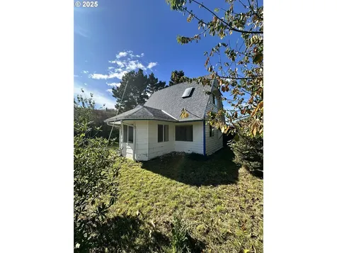 6835 SW Galley Avenue Lincoln City OR 97367