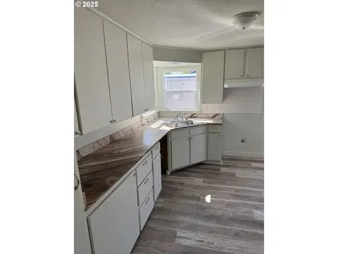 1965 D Street Springfield OR 97477