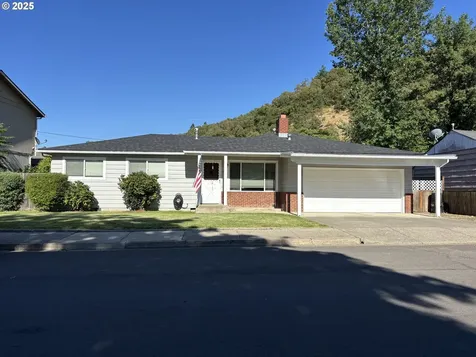 733 W Ballf Street Roseburg OR 97471
