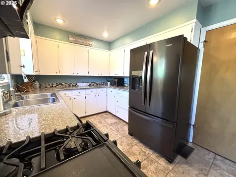 733 W Ballf Street Roseburg OR 97471