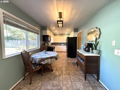 733 W Ballf Street Roseburg OR 97471