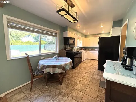 733 W Ballf Street Roseburg OR 97471