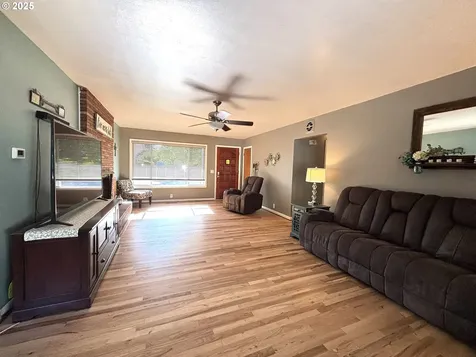 733 W Ballf Street Roseburg OR 97471