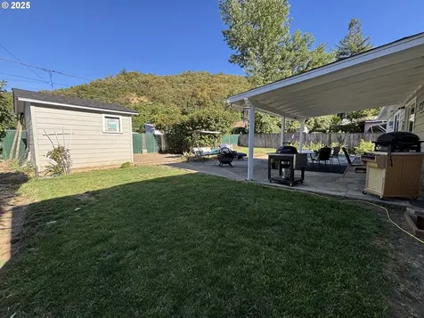 733 W Ballf Street Roseburg OR 97471