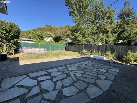 733 W Ballf Street Roseburg OR 97471