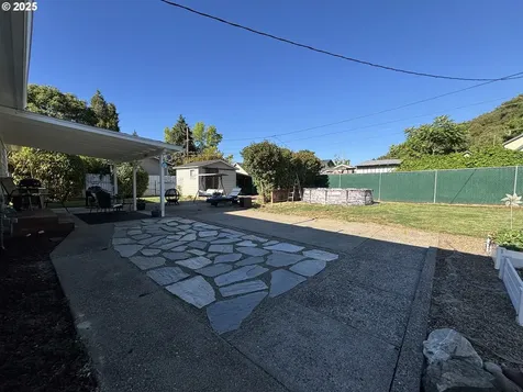 733 W Ballf Street Roseburg OR 97471