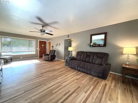 733 W Ballf Street Roseburg OR 97471
