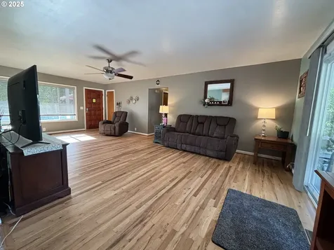 733 W Ballf Street Roseburg OR 97471