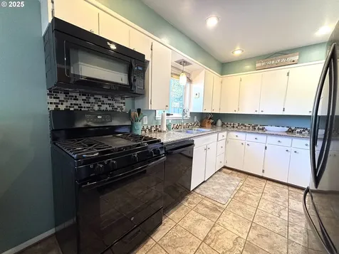 733 W Ballf Street Roseburg OR 97471