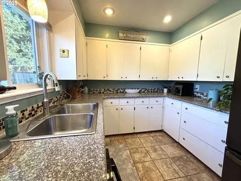 733 W Ballf Street Roseburg OR 97471