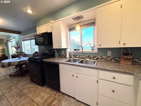 733 W Ballf Street Roseburg OR 97471
