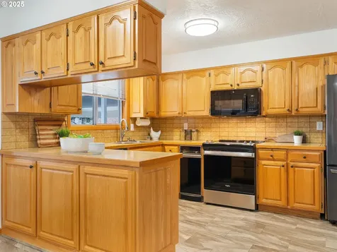 1864 N Country Club Drive Canby OR 97013