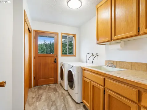 1864 N Country Club Drive Canby OR 97013