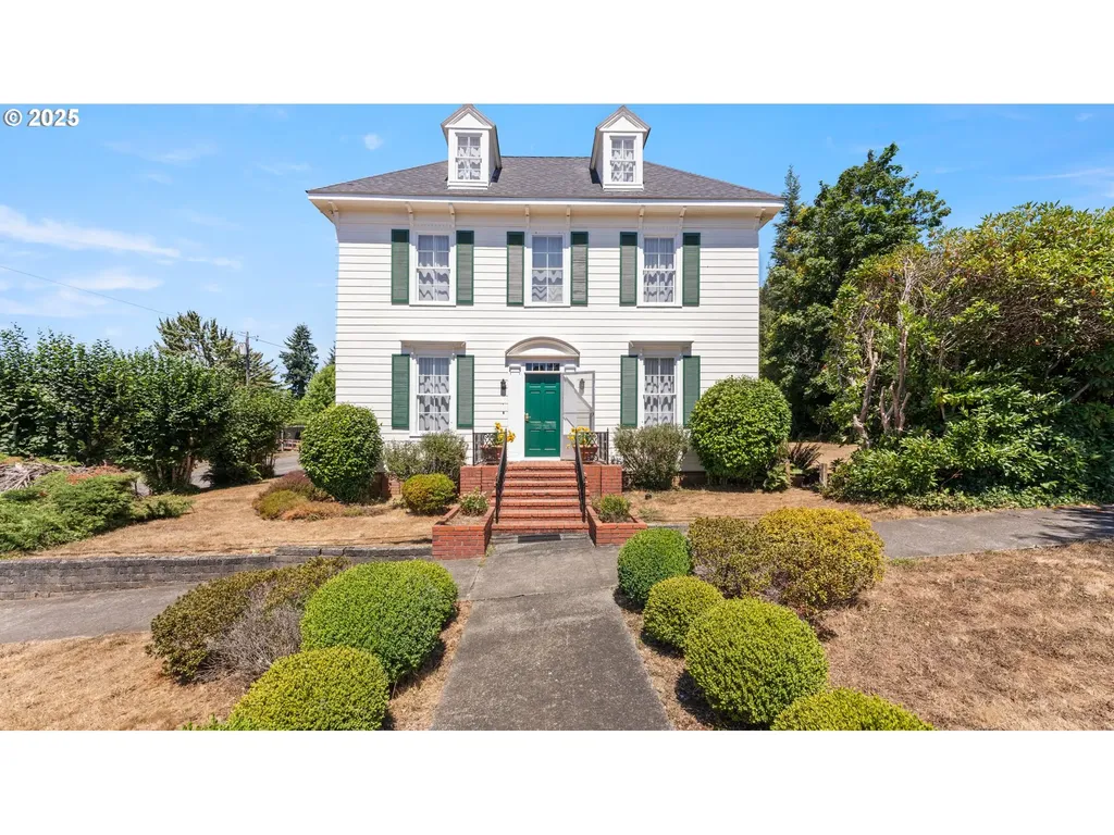 812 E 2nd Street Coquille OR 97423