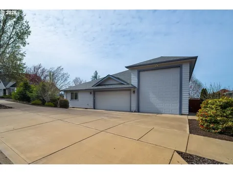 1115 Skookum Drive Silverton OR 97381
