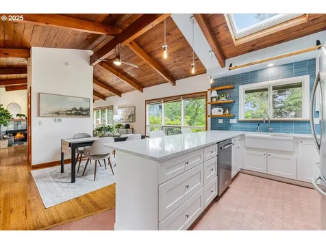 11805 SW Belvidere Place Portland OR 97225