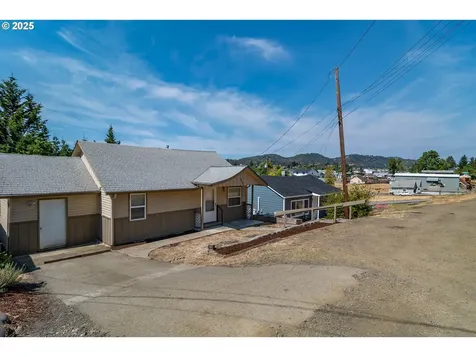 866 NE Walnut Street Roseburg OR 97470
