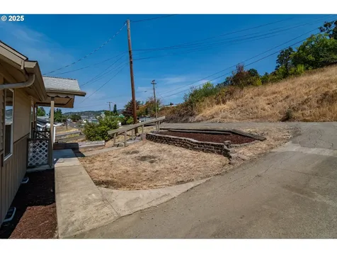 866 NE Walnut Street Roseburg OR 97470