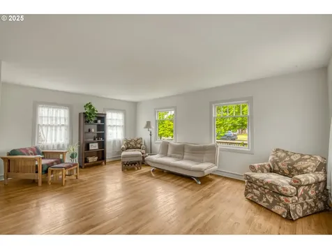 381 W Berkeley Street Gladstone OR 97027