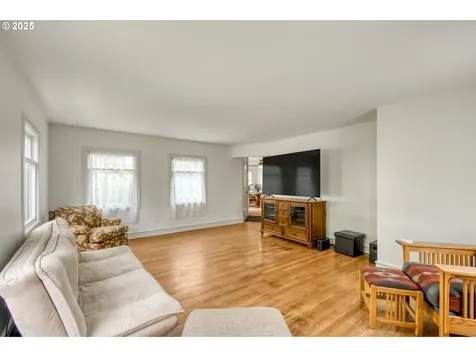381 W Berkeley Street Gladstone OR 97027