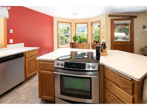 586 S 68th Place Springfield OR 97478