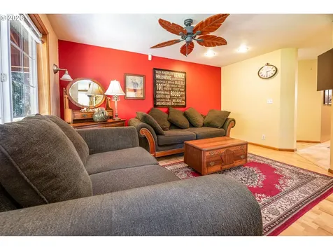 586 S 68th Place Springfield OR 97478