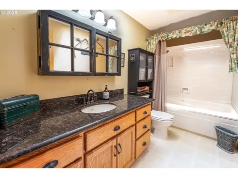 586 S 68th Place Springfield OR 97478