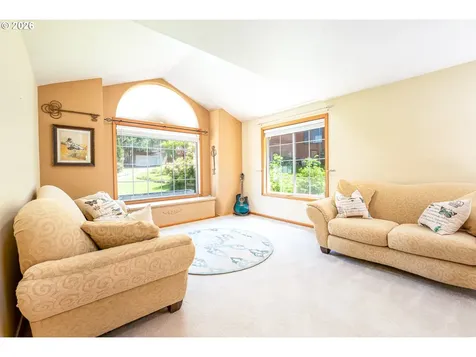 586 S 68th Place Springfield OR 97478