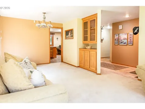 586 S 68th Place Springfield OR 97478