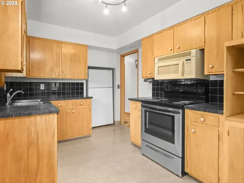 1142 High Street Gladstone OR 97027