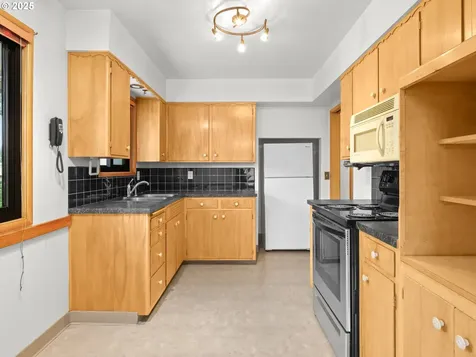 1142 High Street Gladstone OR 97027