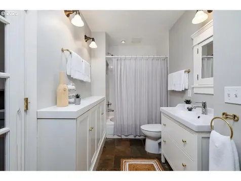 2748 SW Old Orchard Road Portland OR 97201