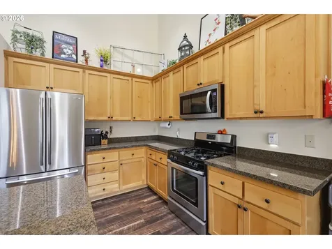 1076 S 40th Place Springfield OR 97478