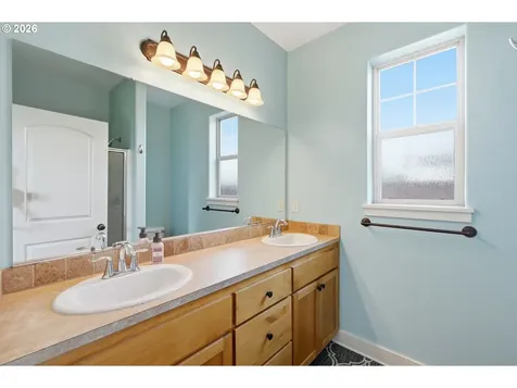 1076 S 40th Place Springfield OR 97478