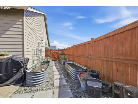 1076 S 40th Place Springfield OR 97478