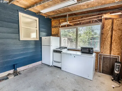 6005 SE Reedway Street Portland OR 97206