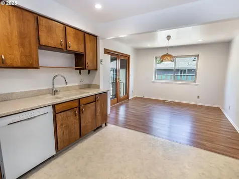 6005 SE Reedway Street Portland OR 97206
