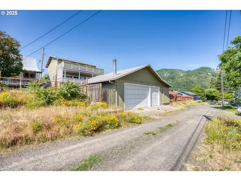 247 NE Washington Street White Salmon WA 98672