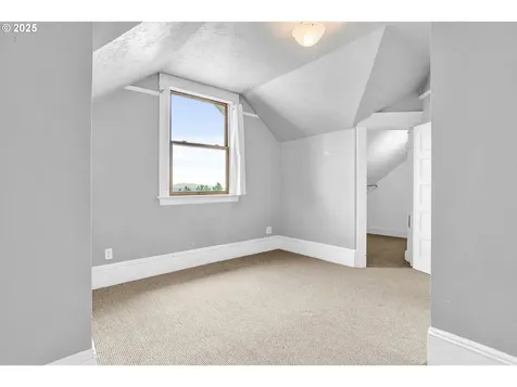 12 S Lowell Street Portland OR 97239
