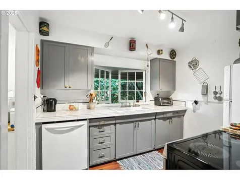 8147 SW 40th Avenue Portland OR 97219