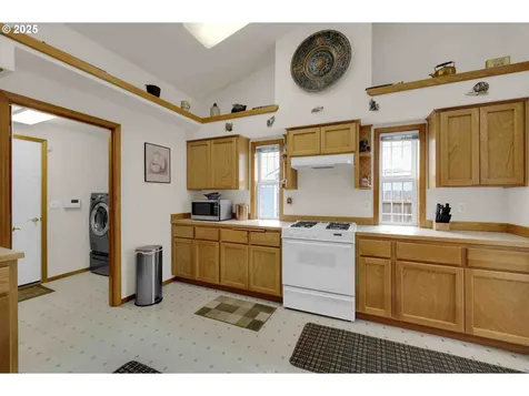 2451 Bowtie Avenue Eugene OR 97404