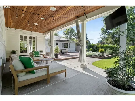 8065 SW Laurel Street Portland OR 97225