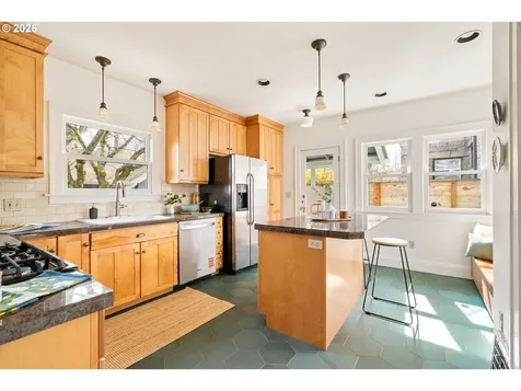 5916 N Moore Avenue Portland OR 97217