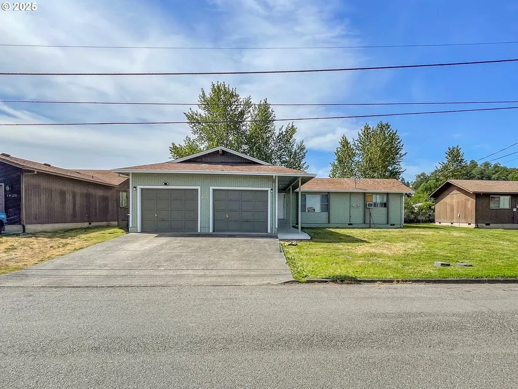 1943 Green Avenue Roseburg OR 97471