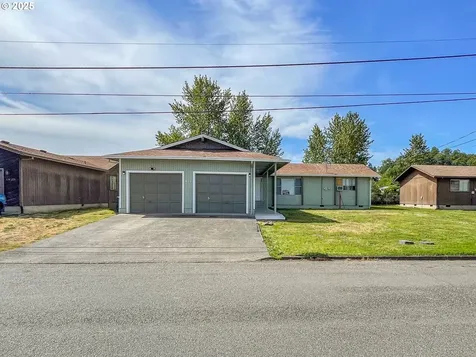 1943 Green Avenue Roseburg OR 97471