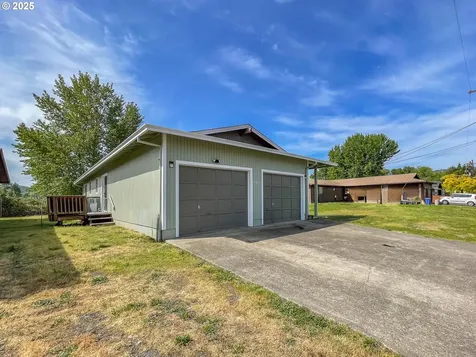 1943 Green Avenue Roseburg OR 97471