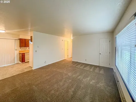 1943 Green Avenue Roseburg OR 97471
