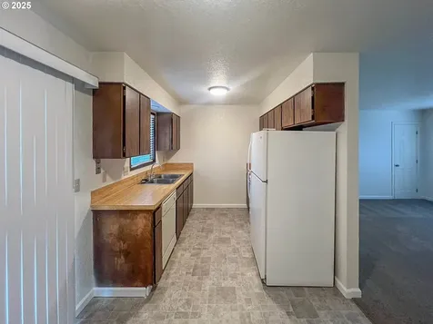 1943 Green Avenue Roseburg OR 97471