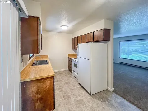 1943 Green Avenue Roseburg OR 97471
