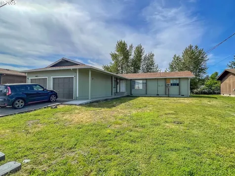 1943 Green Avenue Roseburg OR 97471